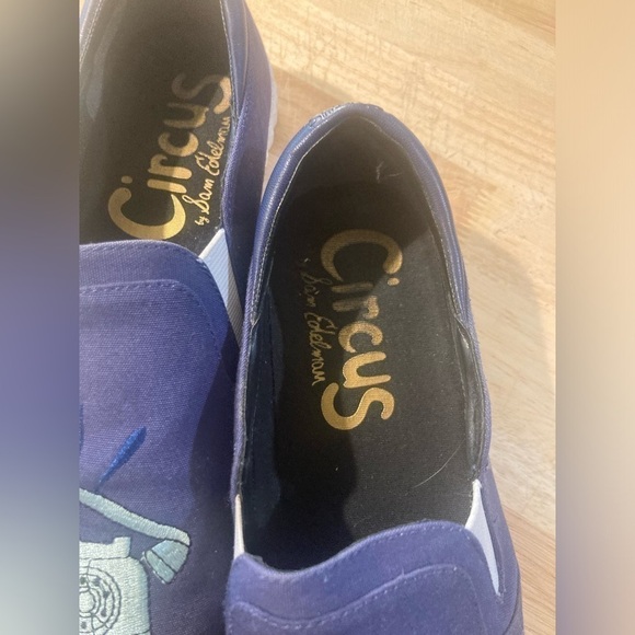 Circus by Sam Elderman call me slip on shoes in blue. Can’t find size - Picture 2 of 9